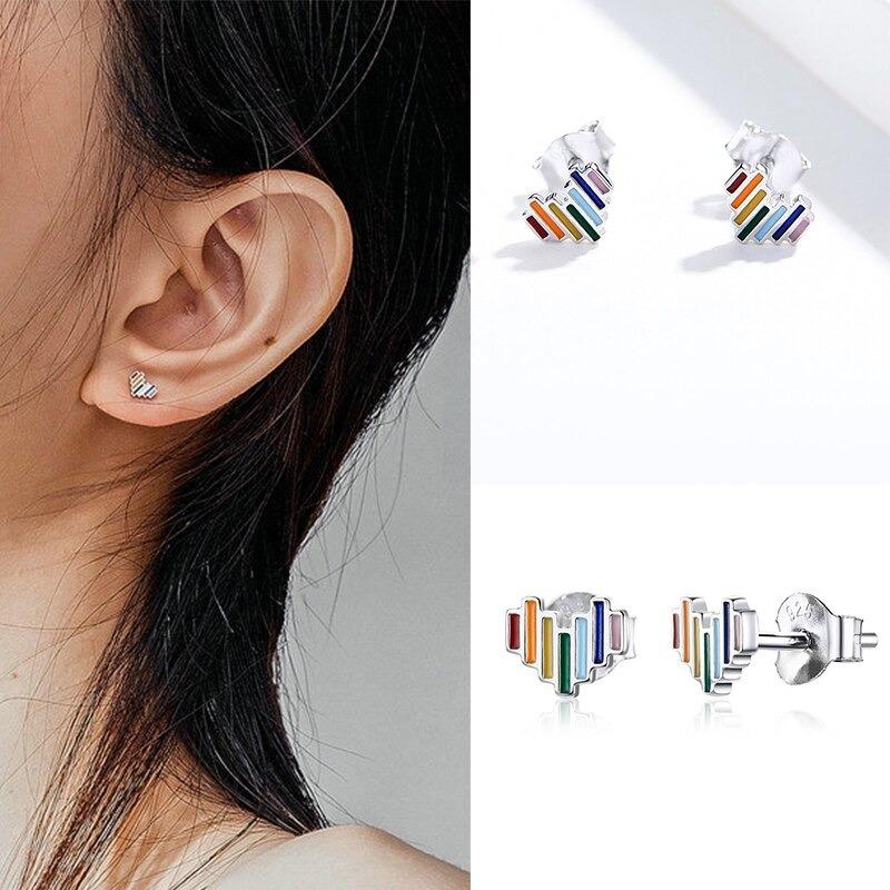 Minimalistische Ohrstecker-Kollektion mit Zirkonia-Akzenten