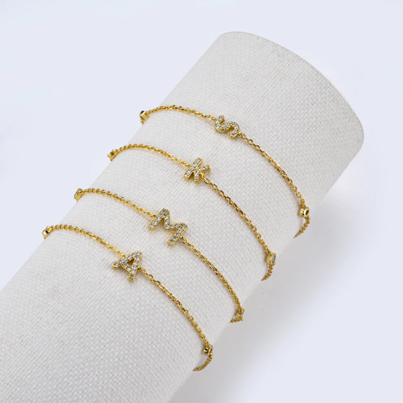 Minimalistische, mit Zirkonia verzierte, personalisierte Armbänder mit Initialen von A bis Z