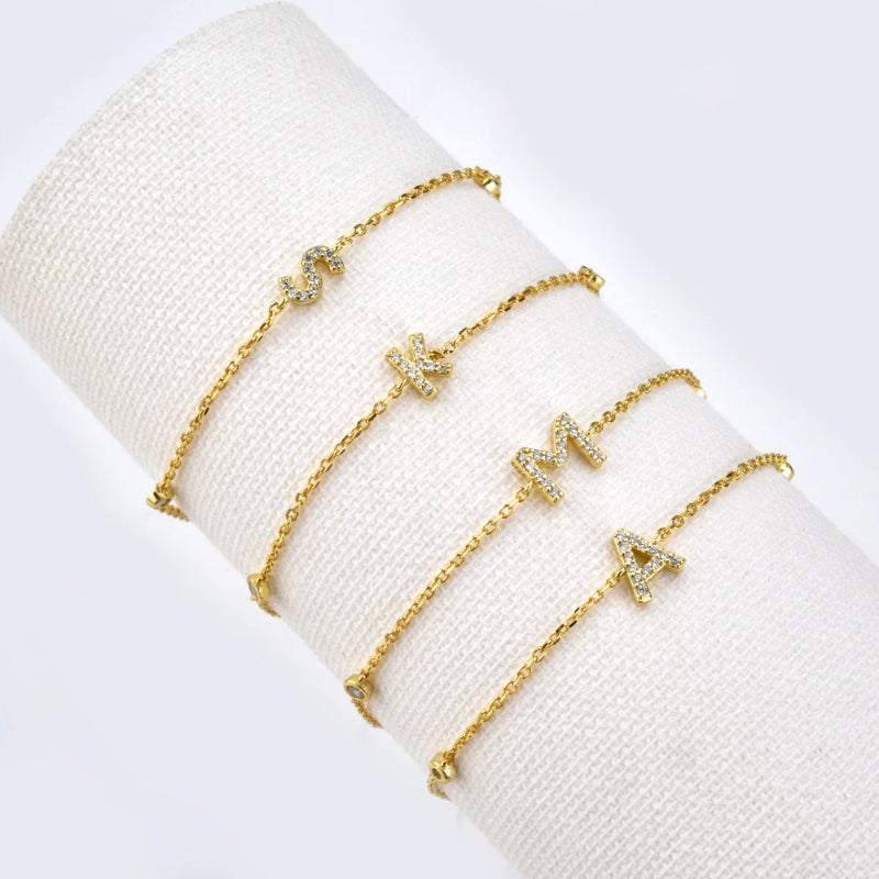 Minimalistische, mit Zirkonia verzierte, personalisierte Armbänder mit Initialen von A bis Z