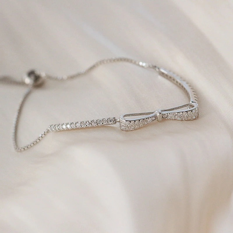 Minimalistische Armbänder mit Schleife und Zirkonia