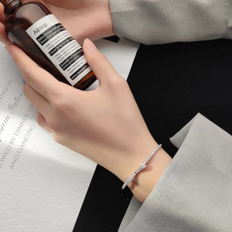 Minimalistische Armbänder mit Schleife und Zirkonia