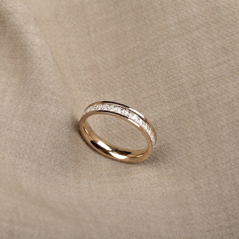 Minimalistische, mit Zirkonia besetzte stapelbare Ringe