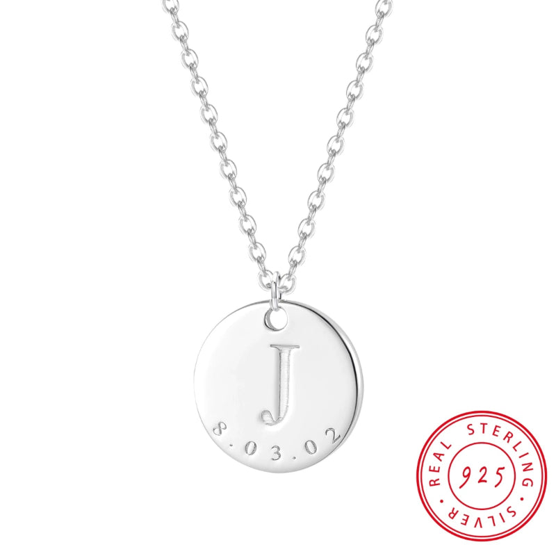 Minimalistische und personalisierte Halskette mit rundem Buchstaben- und Datumsanhänger