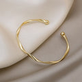 Eleganter Armreif mit gedrehtem Gold – offenes Designer-Armband aus Gold, luxuriöser High-End-Schmuck