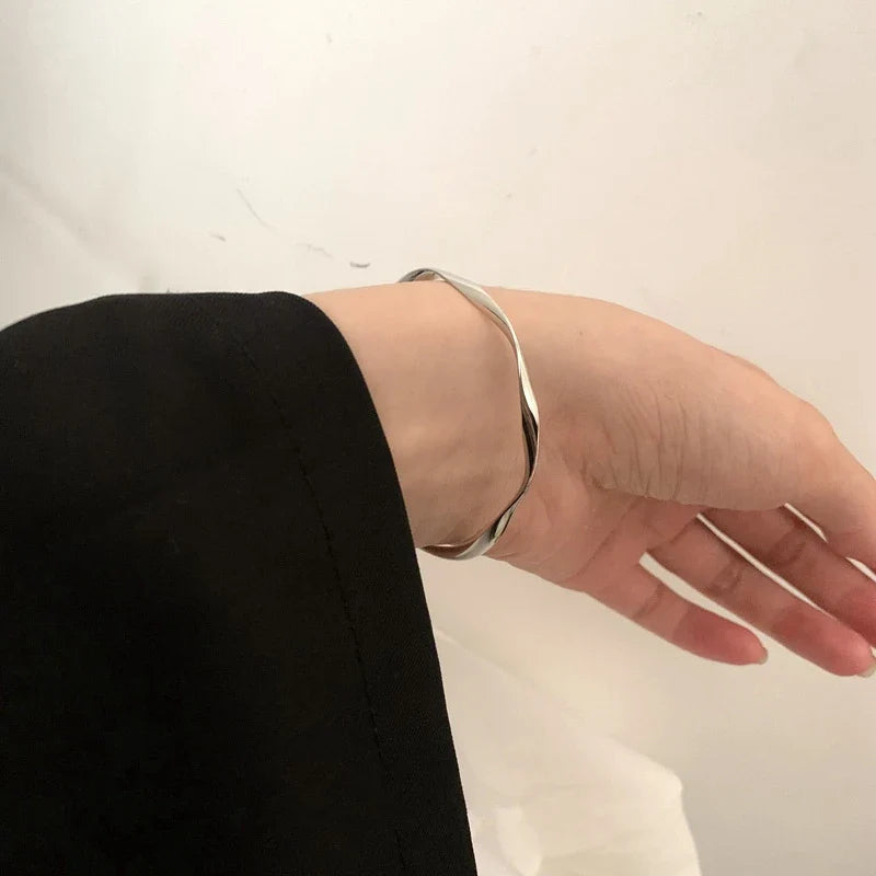 Eleganter Armreif mit gedrehtem Gold – offenes Designer-Armband aus Gold, luxuriöser High-End-Schmuck