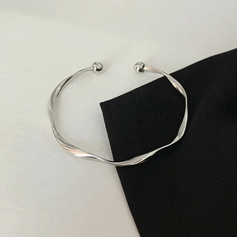 Eleganter Armreif mit gedrehtem Gold – offenes Designer-Armband aus Gold, luxuriöser High-End-Schmuck