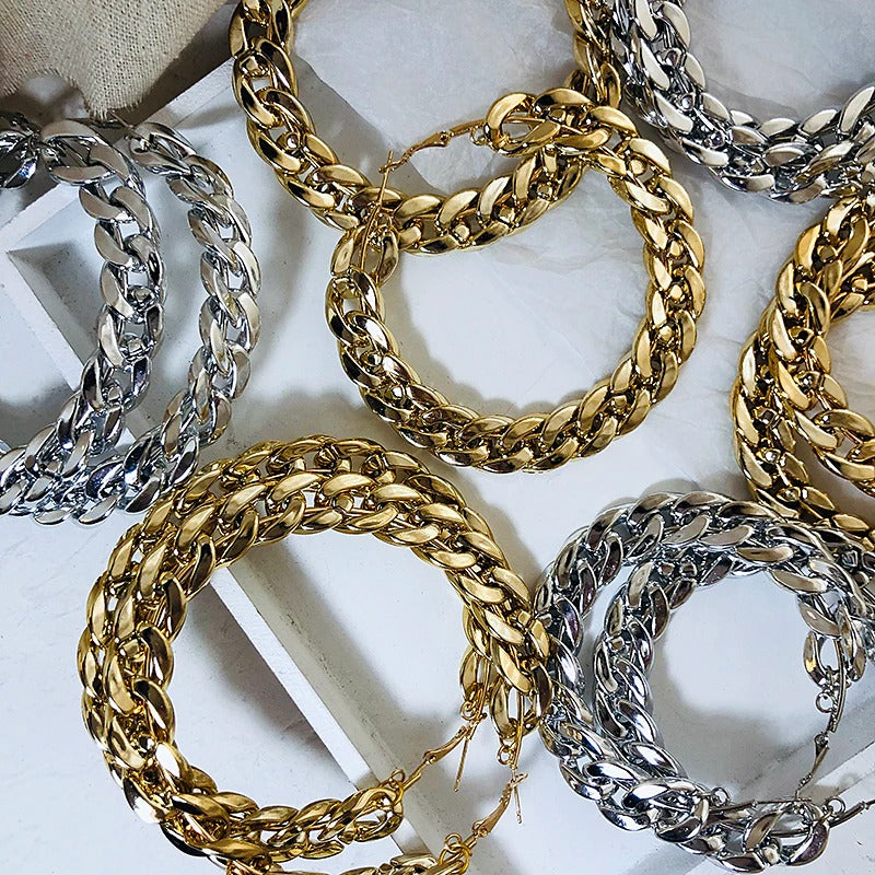 Moderne, luxuriöse, übergroße Creolen mit dicker, runder Kette
