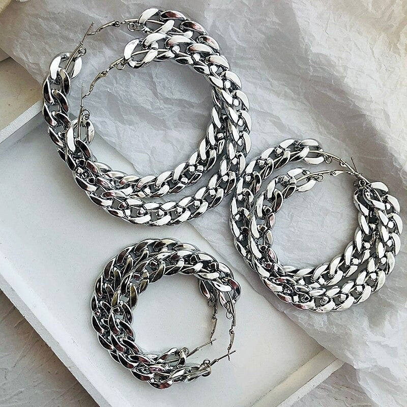 Moderne, luxuriöse, übergroße Creolen mit dicker, runder Kette