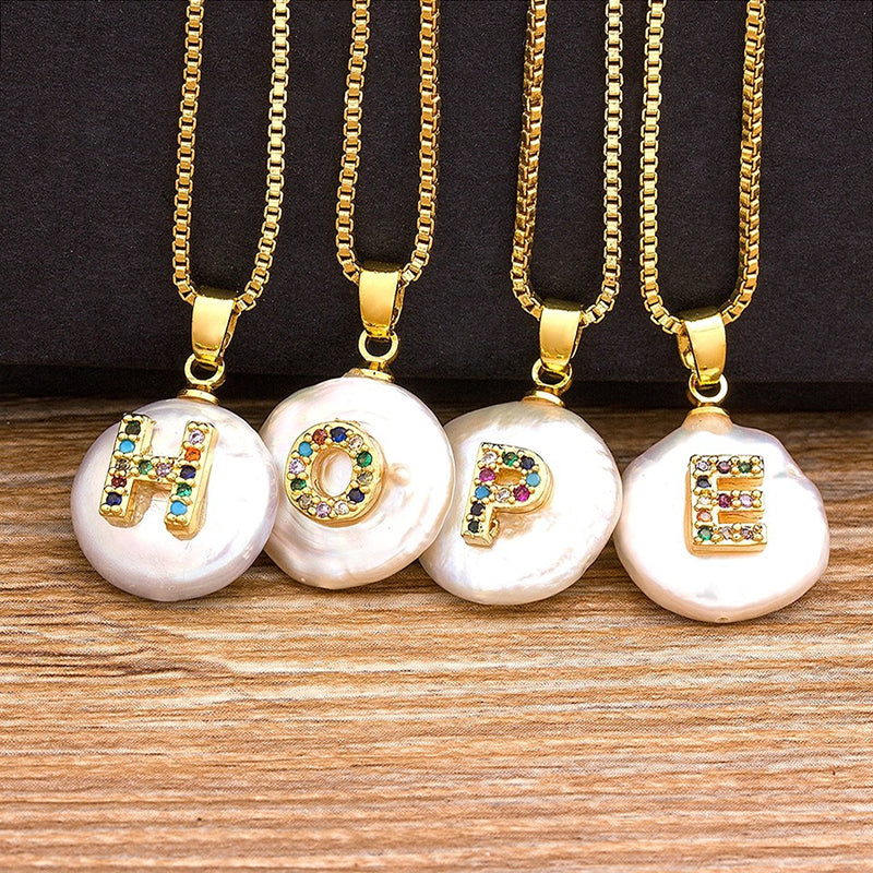 Halskette mit Buchstabenanhänger aus Perlmutt mit Initialen von A bis Z