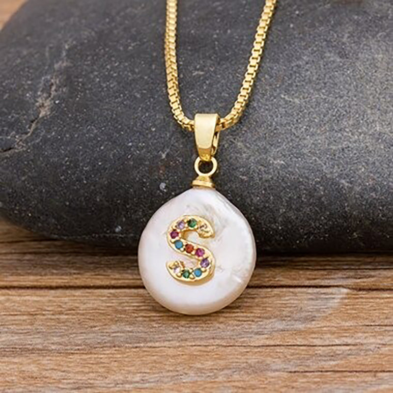 Halskette mit Buchstabenanhänger aus Perlmutt mit Initialen von A bis Z