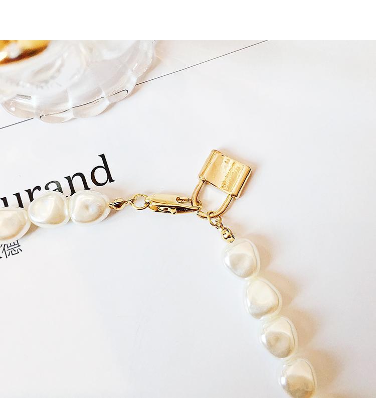 Mehrkettige Halskette mit Perlen und Schloss