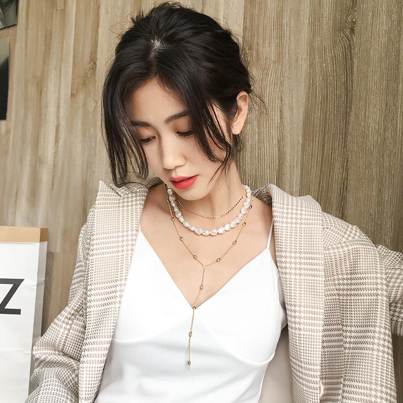 Mehrkettige Halskette mit Perlen und Schloss