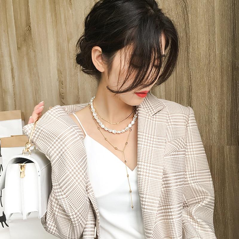 Mehrkettige Halskette mit Perlen und Schloss