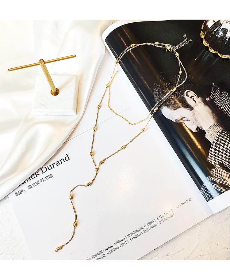 Mehrkettige Halskette mit Perlen und Schloss