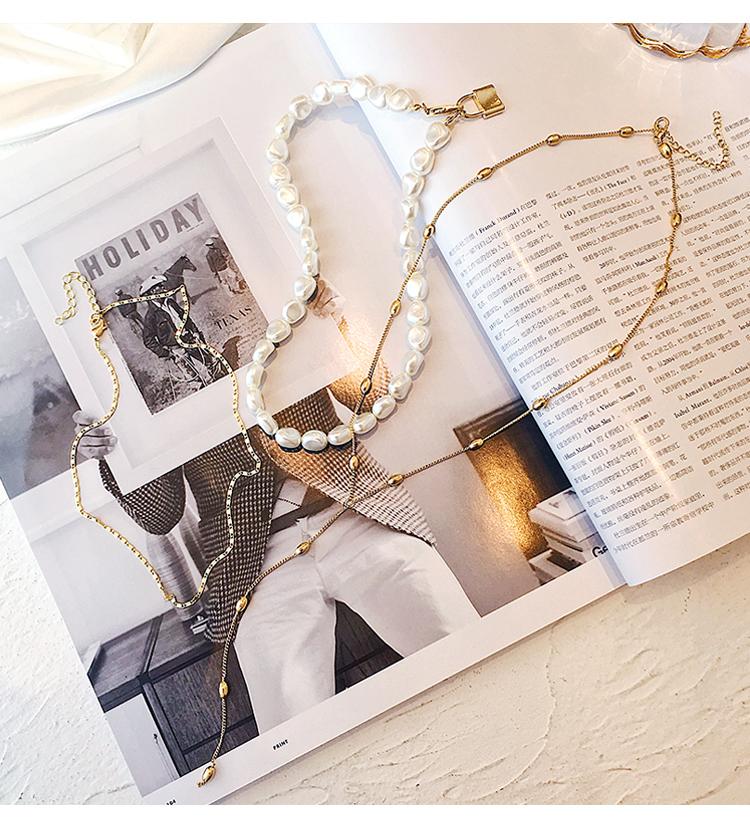 Mehrkettige Halskette mit Perlen und Schloss