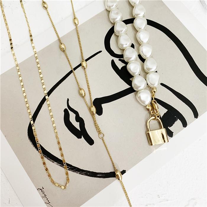 Mehrkettige Halskette mit Perlen und Schloss