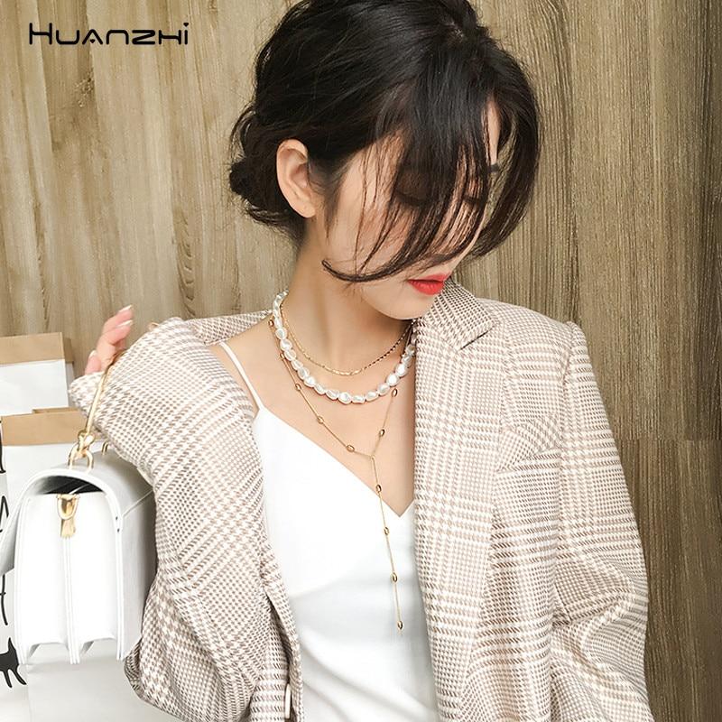 Mehrkettige Halskette mit Perlen und Schloss