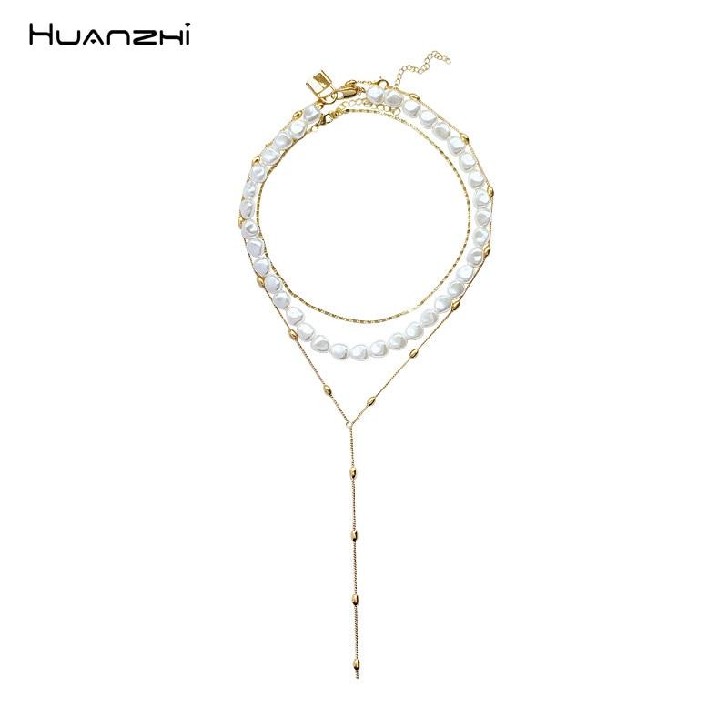 Mehrkettige Halskette mit Perlen und Schloss