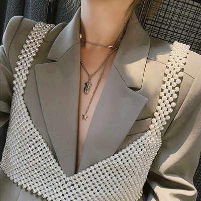 Mehrkettige Halskette mit Perlen und Schloss