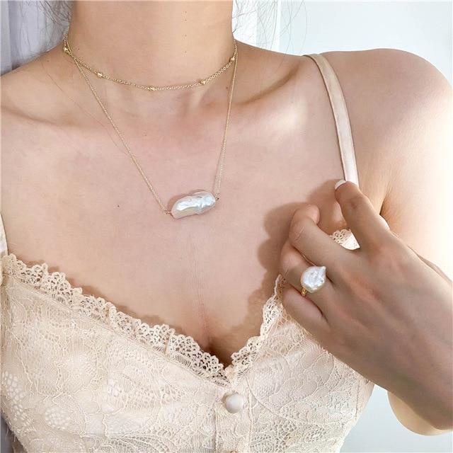 Mehrkettige Halskette mit Perlen und Schloss