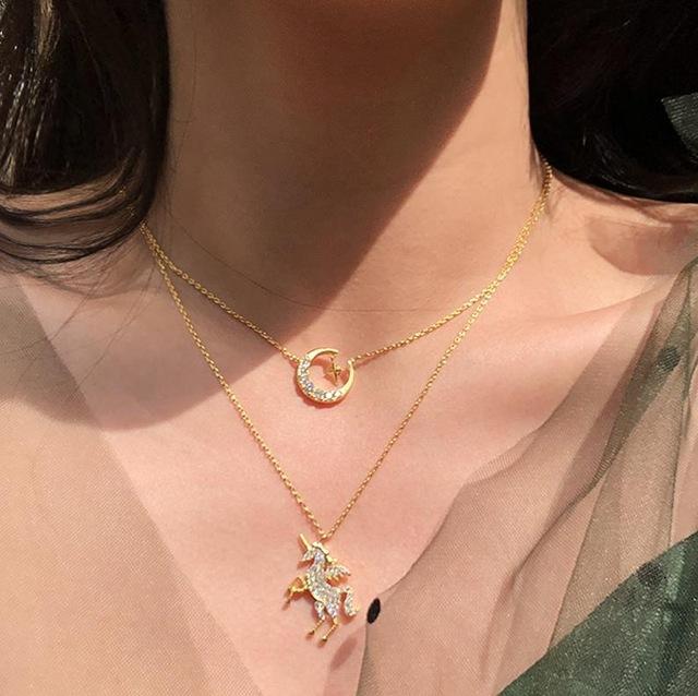 Mehrkettige Halskette mit Perlen und Schloss