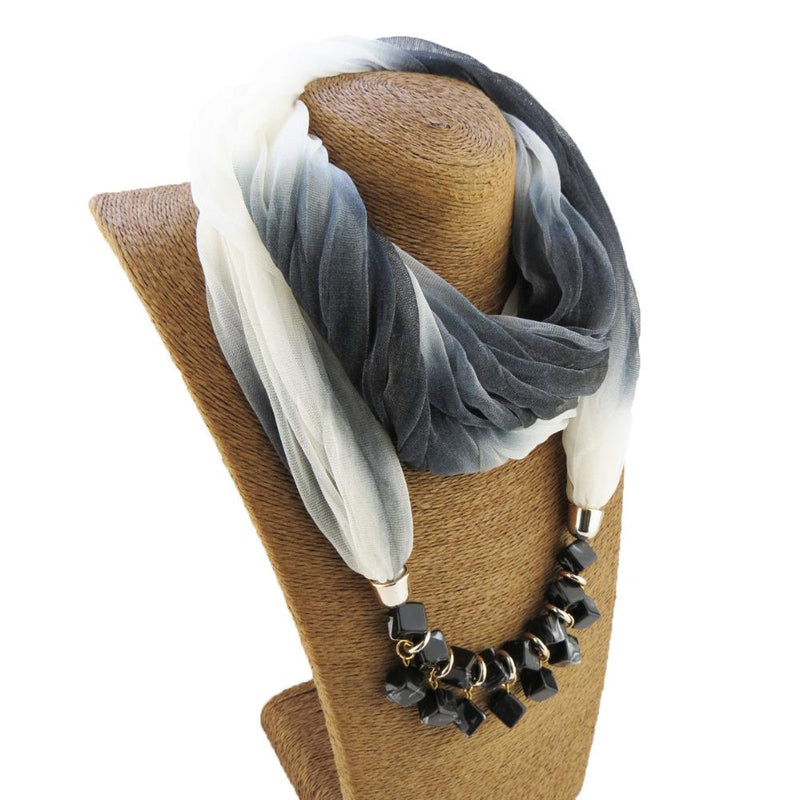 Mehrfarbiger Chiffonschal mit Halskette mit Farbverlauf-Anhängern