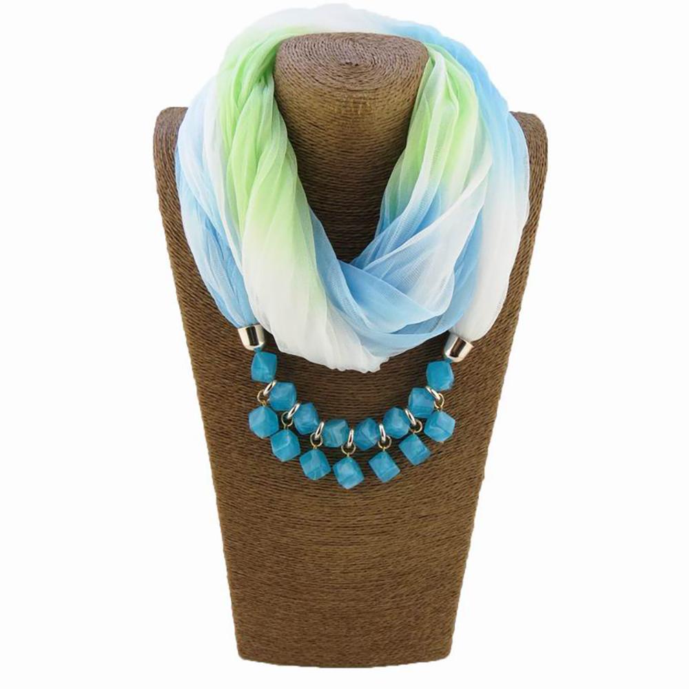 Mehrfarbiger Chiffonschal mit Halskette mit Farbverlauf-Anhängern