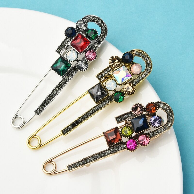 Mehrfarbige, mit Strasssteinen verzierte Sicherheitsnadel-Broschen