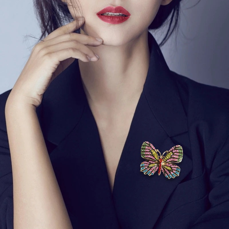 Mehrfarbige, mit Strasssteinen besetzte Broschennadeln in Form eines strahlenden Schmetterlings