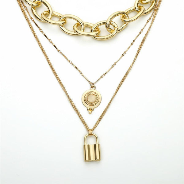 Mehrlagige Halskette mit kantigem Schloss und Ketten
