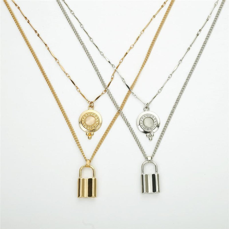 Mehrlagige Halskette mit kantigem Schloss und Ketten