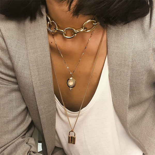 Mehrlagige Halskette mit kantigem Schloss und Ketten