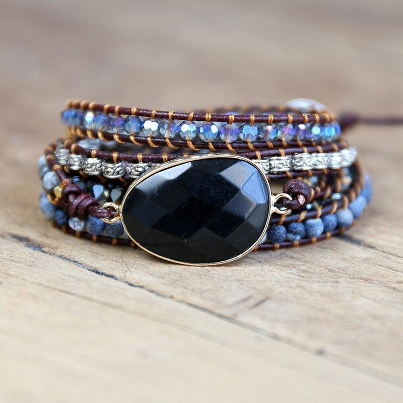 Mehrlagiges Wickelarmband mit schwarzen Akzentsteinen