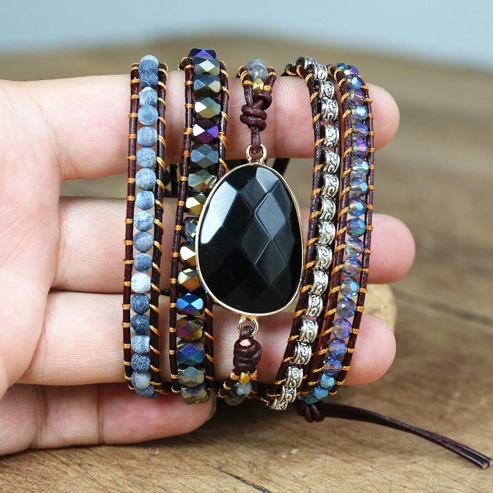 Mehrlagiges Wickelarmband mit schwarzen Akzentsteinen
