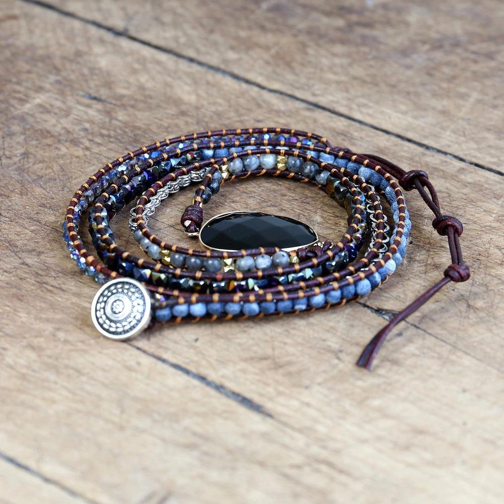 Mehrlagiges Wickelarmband mit schwarzen Akzentsteinen