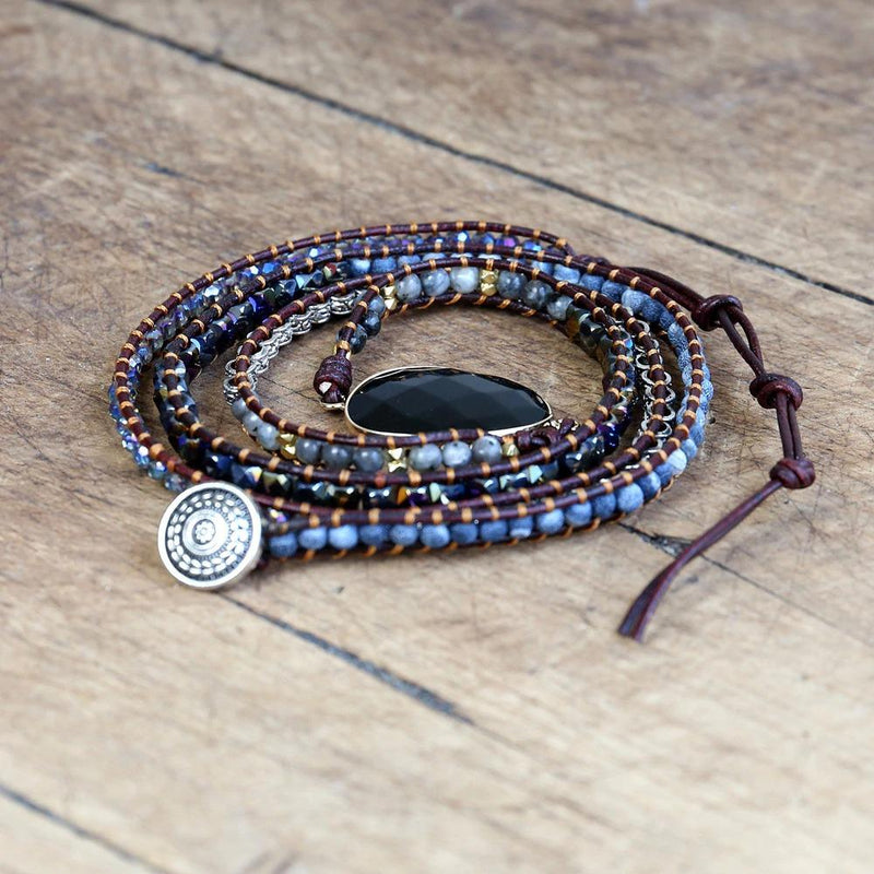 Mehrlagiges Wickelarmband mit schwarzen Akzentsteinen