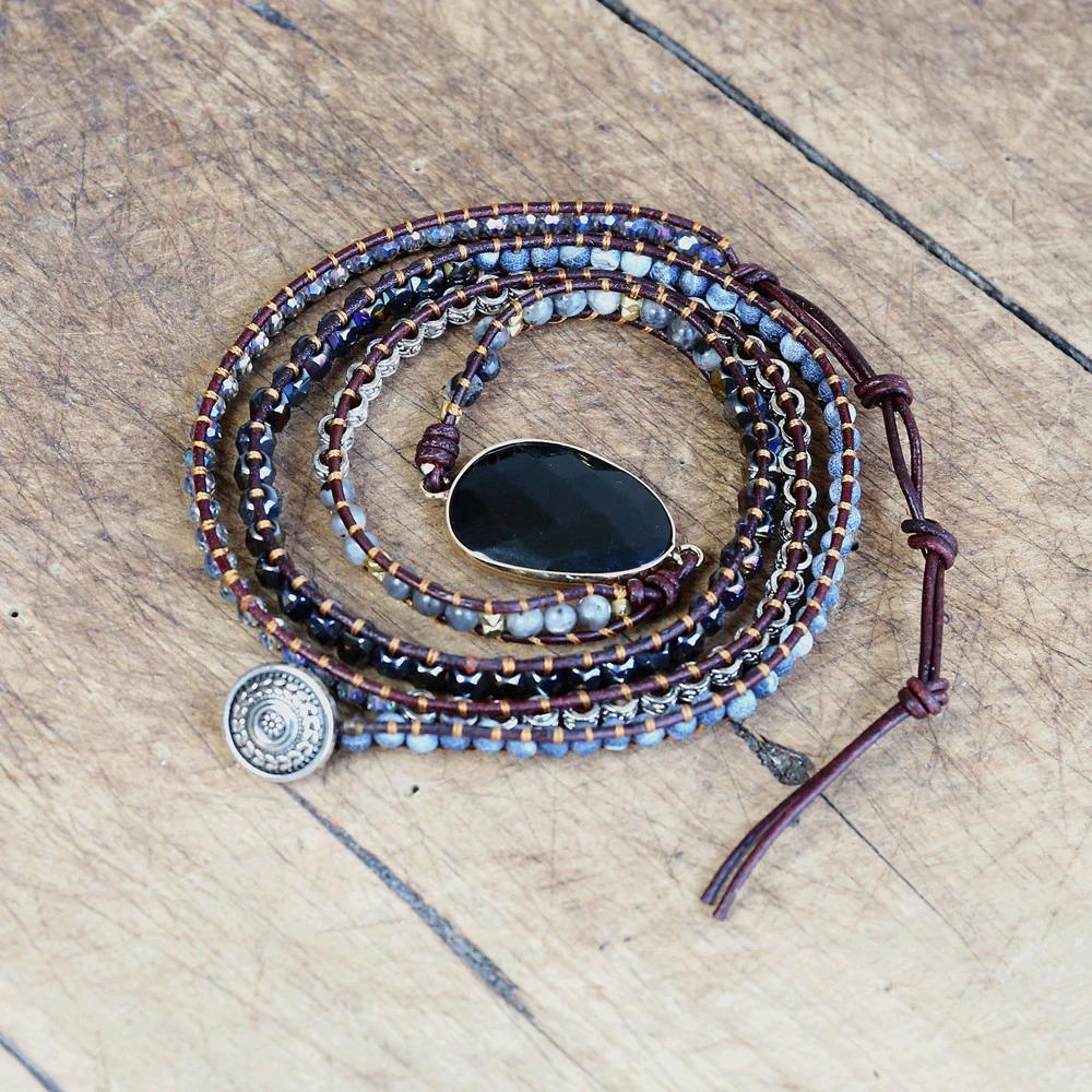 Mehrlagiges Wickelarmband mit schwarzen Akzentsteinen