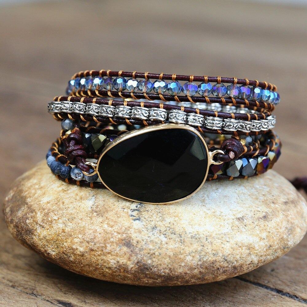Mehrlagiges Wickelarmband mit schwarzen Akzentsteinen