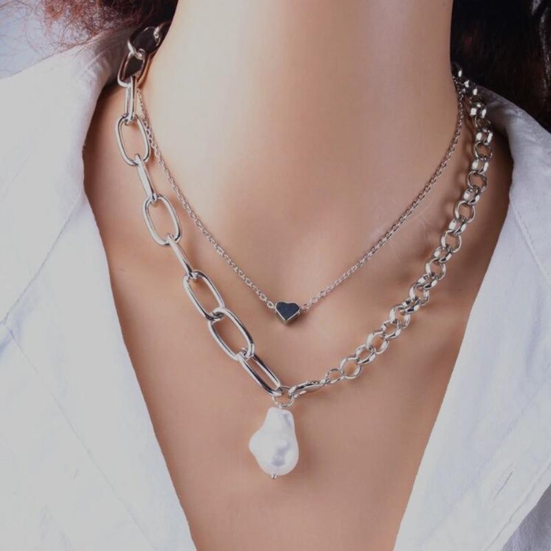 Mehrlagige Halsketten mit Perlen, Schlössern und Herzen