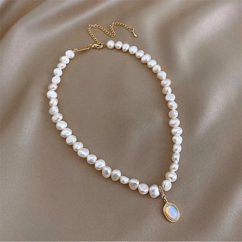 Luxuriöse Halskette mit Perlenbesatz und Herzanhänger in verschiedenen Stilen