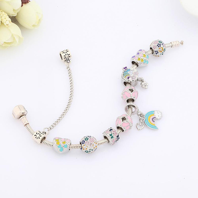 Mehrfarbiges Perlenarmband mit blühenden Blumen