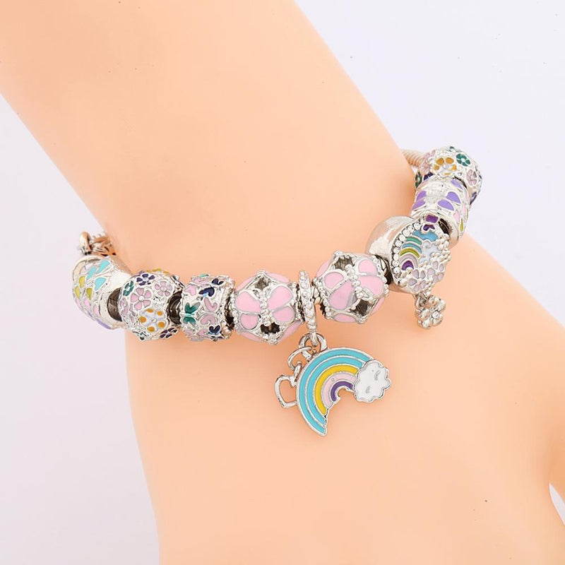 Mehrfarbiges Perlenarmband mit blühenden Blumen