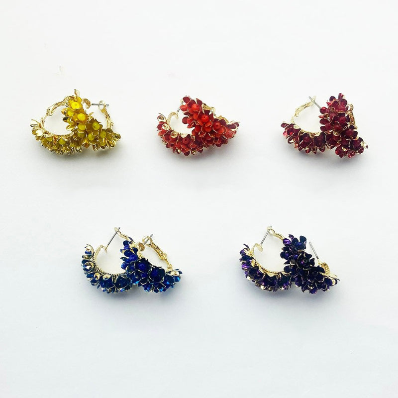 Mehrfarbige, schicke, modische Creolen mit Blumenmuster aus Metall