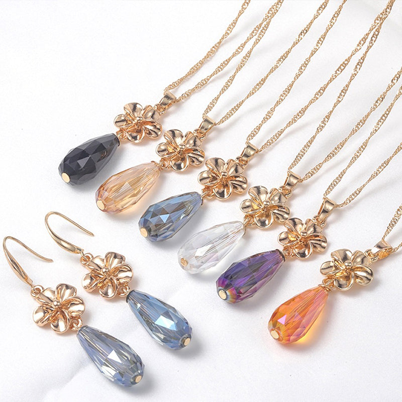 Schmucksets mit Halsketten und Ohrringen mit mehrfarbigen Kristallanhängern