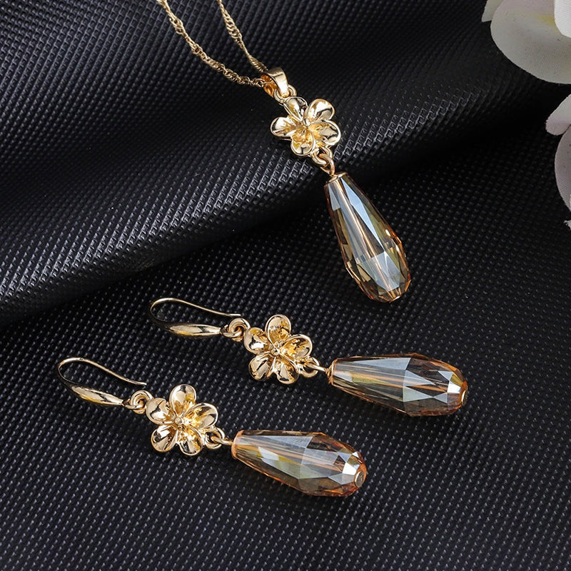 Schmucksets mit Halsketten und Ohrringen mit mehrfarbigen Kristallanhängern