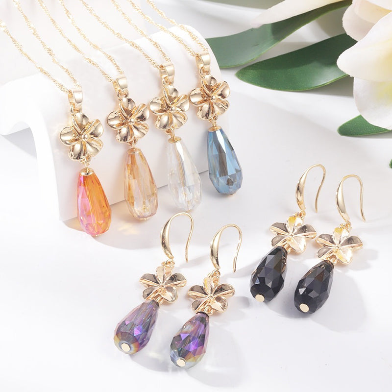 Schmucksets mit Halsketten und Ohrringen mit mehrfarbigen Kristallanhängern