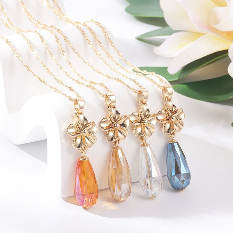 Schmucksets mit Halsketten und Ohrringen mit mehrfarbigen Kristallanhängern