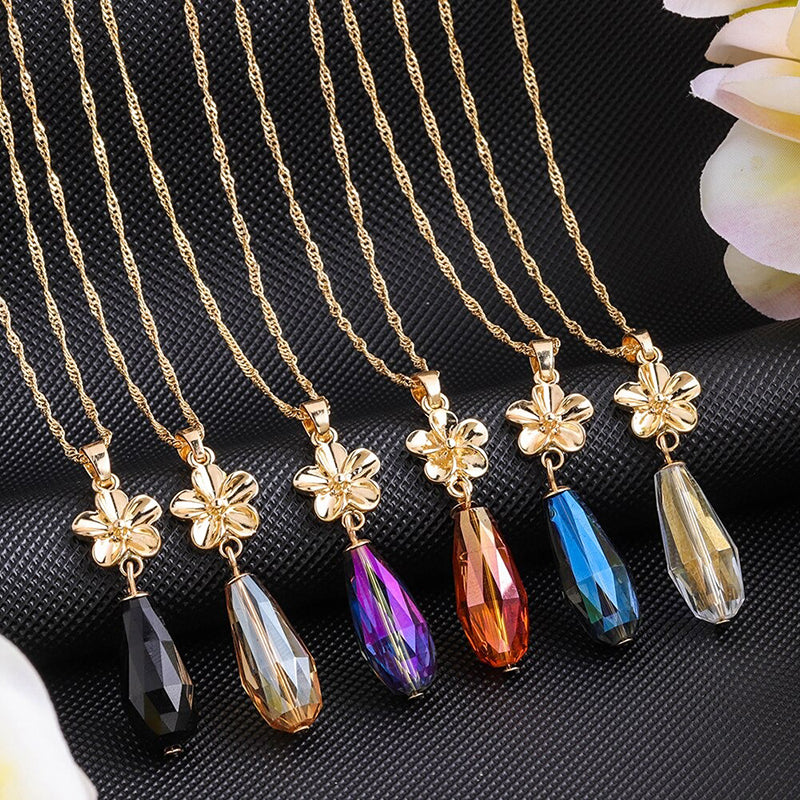 Schmucksets mit Halsketten und Ohrringen mit mehrfarbigen Kristallanhängern