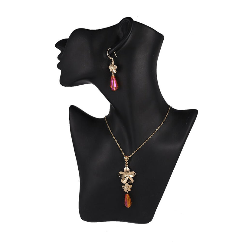 Schmucksets mit Halsketten und Ohrringen mit mehrfarbigen Kristallanhängern