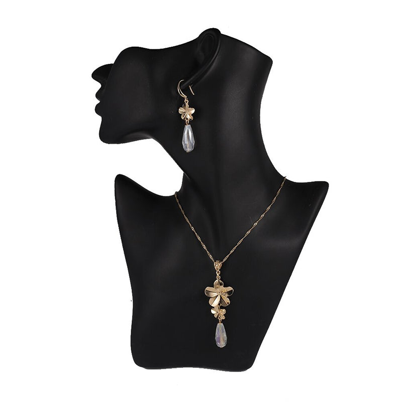 Schmucksets mit Halsketten und Ohrringen mit mehrfarbigen Kristallanhängern